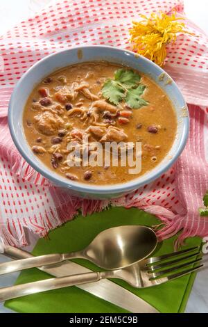 Soupe crémeuse de poulet mexicain à l'enchilada aux haricots noirs Banque D'Images