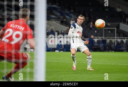 Londres, Royaume-Uni. 24 février 2021. Tottenham Hotspur Stadium, Londres, le 24 février 2021 Gareth Bale marque le troisième but de Tottenham lors de la ligue Europe de l'UEFA de 32, deuxième match au stade Tottenham Hotspur, Londres. Crédit photo : crédit: Mark pain/Alamy Live News Banque D'Images