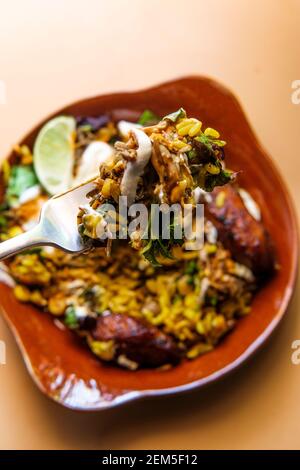 Bol de riz jamaïcain au poulet jerk avec des plantains sucrés et chauds sauce Banque D'Images