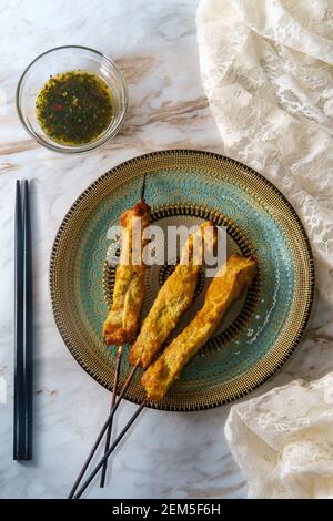 Kebabs de porc grillé thaïlandais avec citron vert épicé au basilic sauce trempée Banque D'Images