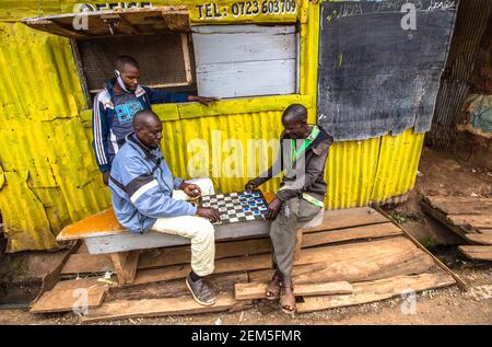 Nairobi, Kenya. 23 février 2021. On voit des hommes jouer à des Dames dans les rues des bidonvilles de Kibera. Credit: Donwilson Odhiambo/ZUMA Wire/Alay Live News Banque D'Images