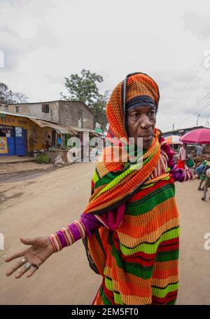 Nairobi, Kenya. 23 février 2021. Une vieille femme se présente dans son tissu-Gown coloré. Credit: Donwilson Odhiambo/ZUMA Wire/Alay Live News Banque D'Images