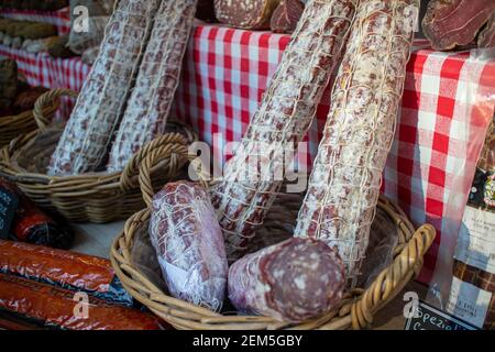 Neckargemuend, Allemagne: 6 septembre 2019: Différents types de salami exposés sur un marché gastronomique avec des produits français Banque D'Images