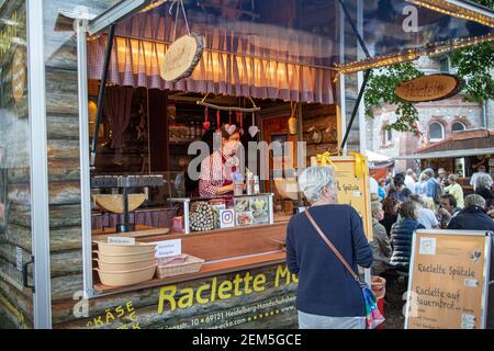 Neckargemuend, Allemagne: 6 septembre 2019: Marché pour la raclette et les gens sur un marché gastronomique avec des produits français Banque D'Images