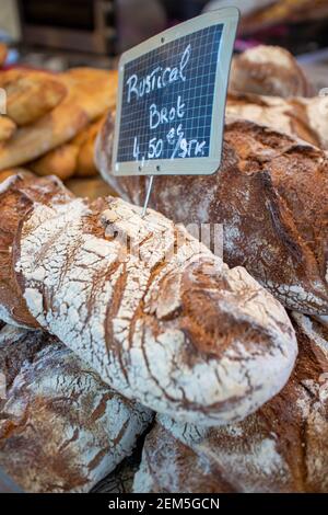 Neckargemuend, Allemagne: 6 septembre 2019: Baguette et autres pains exposés sur un marché gastronomique avec des produits français Banque D'Images