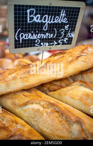 Neckargemuend, Allemagne: 6 septembre 2019: Plusieurs baguettes exposées sur un marché gastronomique avec des produits français Banque D'Images