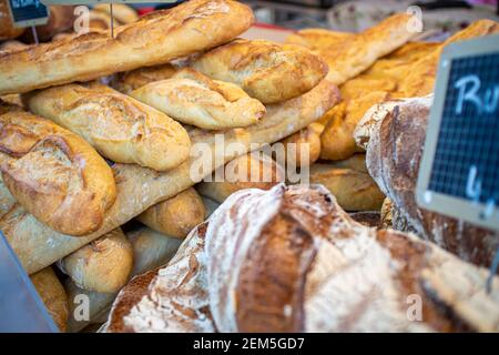 Baguette et autres pains exposés à un marché gastronomique avec Produits français Banque D'Images