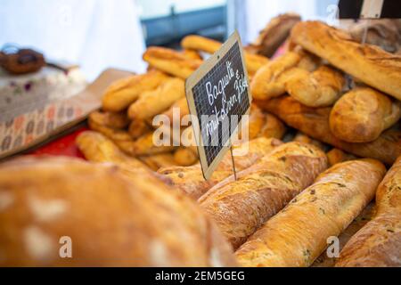 Neckargemuend, Allemagne: 6 septembre 2019: Baguette et autres pains exposés sur un marché gastronomique avec des produits français Banque D'Images