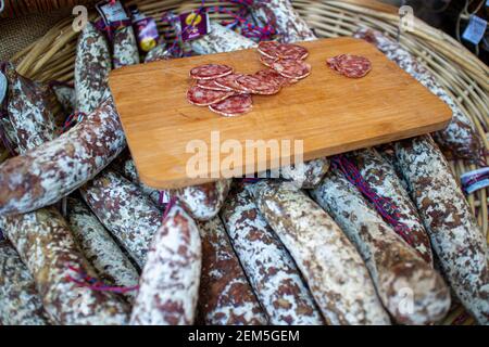 Neckargemuend, Allemagne: 6 septembre 2019: Salami sur un marché gastronomique avec des produits français Banque D'Images