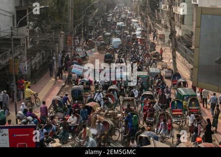 Un pousse-pousse a été vu attendre dans l'embouteillage à l'intersection de la route Nilkhet de Dhaka. Banque D'Images