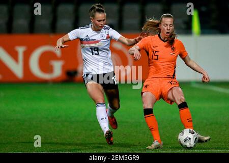 VENLO, PAYS-BAS - FÉVRIER 24 : Klara Buhl d'Allemagne, Lynn Wilms des pays-Bas lors du match international amical entre les pays-Bas Banque D'Images