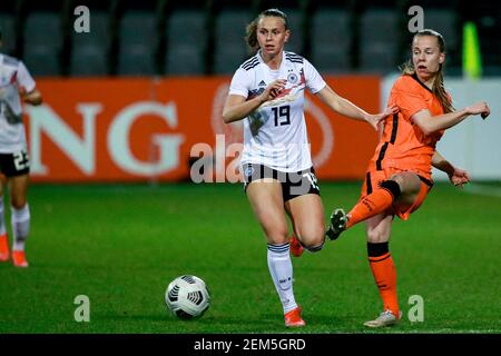 VENLO, PAYS-BAS - FÉVRIER 24 : Klara Buhl d'Allemagne, Lynn Wilms des pays-Bas lors du match international amical entre les pays-Bas Banque D'Images