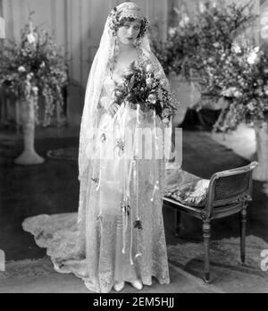 DOLORES COSTELLO (1903-1979) actrice américaine de film en robe de mariage pour Son mariage avec John Barrymore en novembre 1928 Banque D'Images