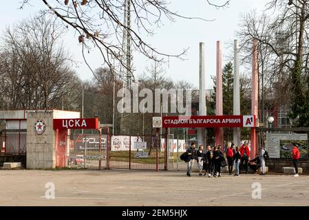 Jeunes footballeurs quittant la CSKA Sofia porte d'entrée principale du stade de l'armée bulgare au centre de Sofia, Bulgarie, Europe de l'est, UE à partir de février 2021 Banque D'Images