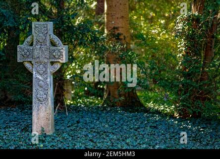 Steinkreuz, keltisches Kreuz, historisches Grabmal, Friedhof Engesohde à Hanovre, Allemagne / Allemagne Banque D'Images