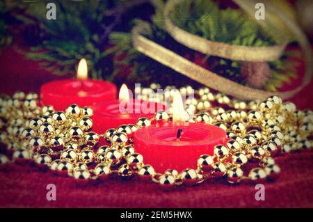 Décoration de Noël stylisée dans un style grunge et rétro. Stylisation des anciens films. Banque D'Images