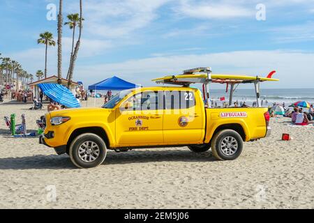 Camion de sauveteur stationné sur le sable poncé à la plage d'Oceanside, San Diego, Californie, États-Unis. 12 février 2021 Banque D'Images