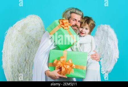 Joyeux père et fils anges avec des cadeaux. Saint-Valentin. cupidon Saint-Valentin avec boîte cadeau. Banque D'Images