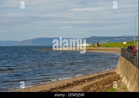 Promenade à Largs North Ayrshire avec le Firth de Clyde Banque D'Images