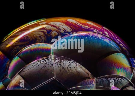 Un cliché macro des motifs et des couleurs des bulles Banque D'Images