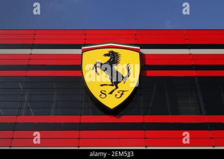 Maranello, Modène, Italie, février 2021 - logo de l'équipe Ferrari de formule 1 sur la nouvelle usine industrielle Banque D'Images