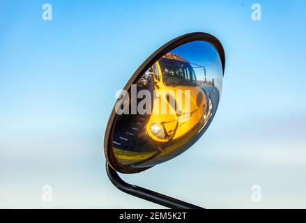 reflet de l'avant d'un autobus scolaire jaune miroir convexe Banque D'Images