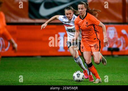 VENLO, PAYS-BAS - FÉVRIER 24 : Klara Buhl d'Allemagne Lynn Wilms des pays-Bas lors du match international amical entre les femmes néerlandaises et les femmes allemandes au Stadion de Koel le 24 février 2021 à Venlo, pays-Bas (photo de Broer van den Boom/Orange Pictures) Banque D'Images