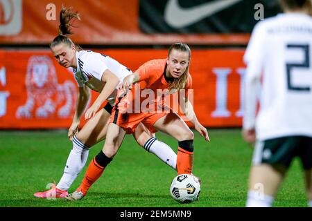 VENLO, PAYS-BAS - FÉVRIER 24 : Klara Buhl d'Allemagne, Lynn Wilms des pays-Bas lors du match international amical entre les femmes néerlandaises et les femmes allemandes au Stadion de Koel le 24 février 2021 à Venlo, pays-Bas (photo de Broer van den Boom/Orange Pictures) Banque D'Images