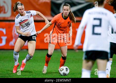 VENLO, PAYS-BAS - FÉVRIER 24 : Klara Buhl d'Allemagne, Lynn Wilms des pays-Bas lors du match international amical entre les femmes néerlandaises et les femmes allemandes au Stadion de Koel le 24 février 2021 à Venlo, pays-Bas (photo de Broer van den Boom/Orange Pictures) Banque D'Images