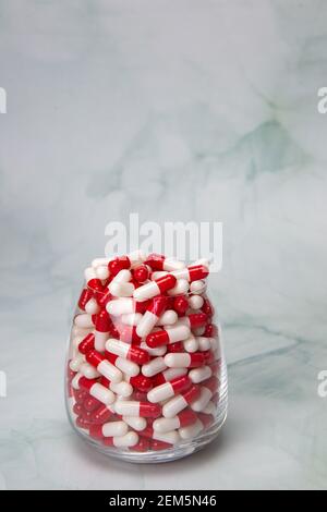 Verre rempli avec des capsules pilules pour les médicaments.médicaments ou de la vitamine, assortiment de comprimés de médecine pharmaceutique, dans le pot, santé, affaires, concept de médicament Banque D'Images