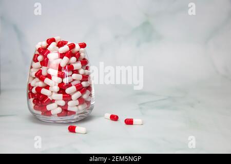 Verre rempli avec des capsules pilules pour les médicaments.médicaments ou de la vitamine, assortiment de comprimés de médecine pharmaceutique, dans le pot, santé, affaires, concept de médicament Banque D'Images