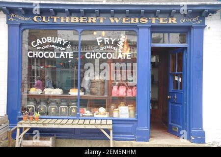 L'épicerie et les provisions font leurs courses dans la rue victorienne reconstruite du Musée Preston Park. Stockton -On-Tees, Angleterre.Royaume-Uni Banque D'Images