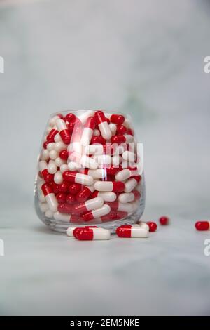 Verre rempli avec des capsules pilules pour les médicaments.médicaments ou de la vitamine, assortiment de comprimés de médecine pharmaceutique, dans le pot, santé, affaires, concept de médicament Banque D'Images