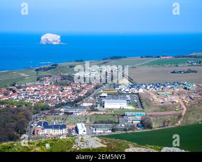 Vue vers l'est depuis le haut de North Berwick Law jusqu'à logement et construction de maisons Banque D'Images