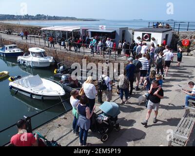 Les gens font la queue pour manger et boire au Lobster Shack Au port de North Berwick Banque D'Images