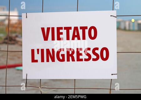 L'entrée est interdite en Italie. Entrée au chantier. Banque D'Images