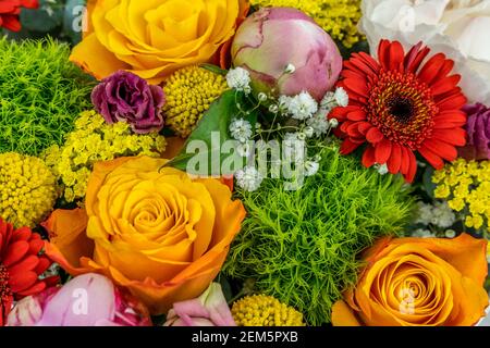 Beau bouquet de différentes fleurs colorées pour toutes les fins. Style ressort. Décor romantique pour les mariages. Motif fleuri. Banque D'Images