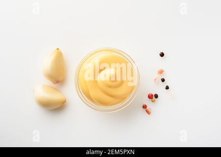 Délicieuse mayonnaise dans un bol en verre isolé sur du blanc. Maquette. Isolé sur fond blanc. Banque D'Images