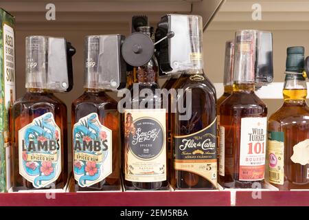 6 bouteilles de rhum de qualité supérieure Lamb's et de jerryin marin une ligne à vendre Banque D'Images