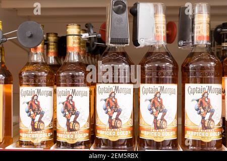 Le rhum doré épicé de Captain Morgan est exposé sur la tablette du supermarché Banque D'Images