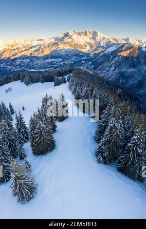 Vue aérienne du massif de Presolana pendant un lever de soleil d'hiver depuis Monte Pora, Val Seriana, Bergame district, Lombardie, Italie. Banque D'Images