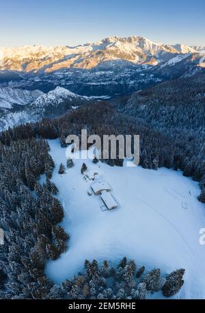 Vue aérienne de la cabane de Valmezzana et du massif de Presolana pendant un lever de soleil d'hiver au départ de Monte Pora, Val Seriana, Bergame district, Lombardie, Italie. Banque D'Images