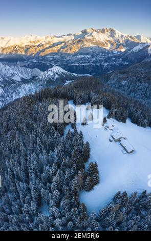 Vue aérienne de la cabane de Valmezzana et du massif de Presolana pendant un lever de soleil d'hiver au départ de Monte Pora, Val Seriana, Bergame district, Lombardie, Italie. Banque D'Images