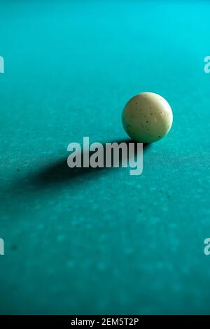 Jouer au billard. Billard blanc sur table de billard verte. Concept de sport de billard. Jeu de billard Banque D'Images
