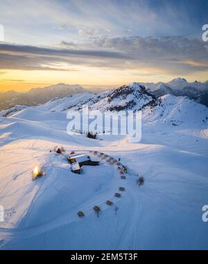 Refuge de Parafulmine, Monte Farno et Pizzo Formico en hiver. Monte Farno, Gandino, Valgandino, Val Seriana, province de Bergame, Lombardie, Italie. Banque D'Images