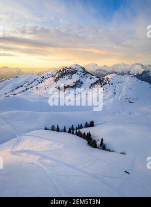 Coucher de soleil sur un Monte Farno enneigé et Pizzo Formico en hiver. Monte Farno, Gandino, Valgandino, Val Seriana, province de Bergame, Lombardie, Italie. Banque D'Images