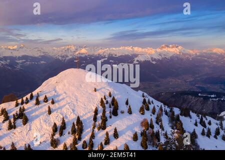 Coucher de soleil sur un Monte Farno enneigé et Pizzo Formico en hiver. Monte Farno, Gandino, Valgandino, Val Seriana, province de Bergame, Lombardie, Italie. Banque D'Images