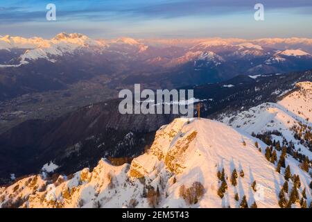 Coucher de soleil sur un Monte Farno enneigé et Pizzo Formico en hiver. Monte Farno, Gandino, Valgandino, Val Seriana, province de Bergame, Lombardie, Italie. Banque D'Images