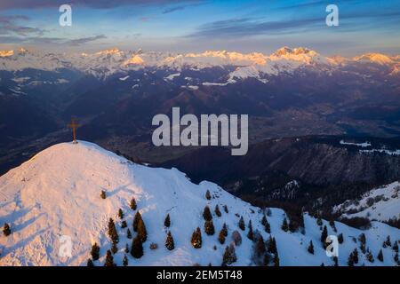 Coucher de soleil sur un Monte Farno enneigé et Pizzo Formico en hiver. Monte Farno, Gandino, Valgandino, Val Seriana, province de Bergame, Lombardie, Italie. Banque D'Images