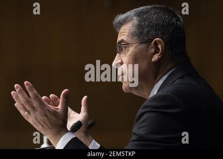 Washington, États-Unis. 24 février 2021. Xavier Becerra comparaît devant le Comité des finances du Sénat à l'audition de sa nomination au poste de secrétaire à la Santé et aux Services sociaux (HHS), à Capitol Hill, à Washington, DC, le 24 février 2021. S'il est confirmé, Becerra serait le premier secrétaire Latino de HHS. Photo de pool par Michael Reynolds/UPI crédit: UPI/Alay Live News Banque D'Images